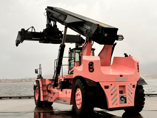 Pink reachstacker champions breast cancer awareness in Norway