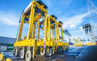 Carrying terminals towards a more eco-efficient future with hybrid straddles